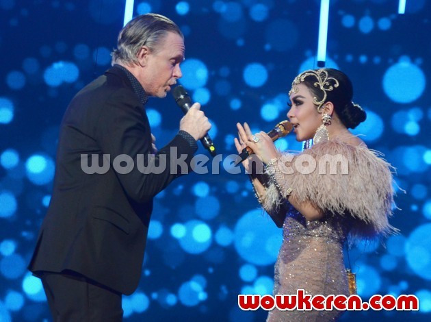 Gambar Foto Rick Price dan Syahrini Saat Nyanyikan Lagu 'Heaven Knows' di Acara HUT Indosiar ke-22