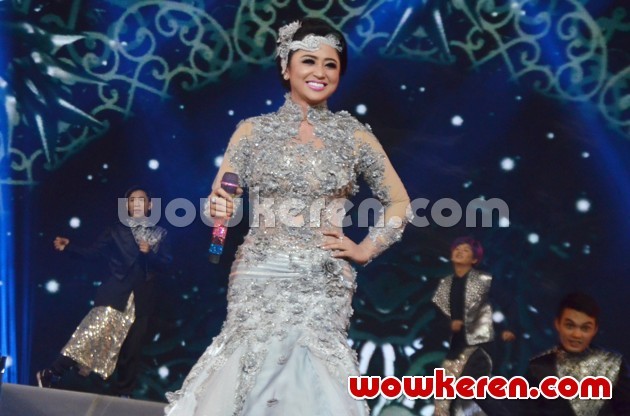 Gambar Foto Penampilan Dewi Persik di Acara HUT Indosiar ke-22