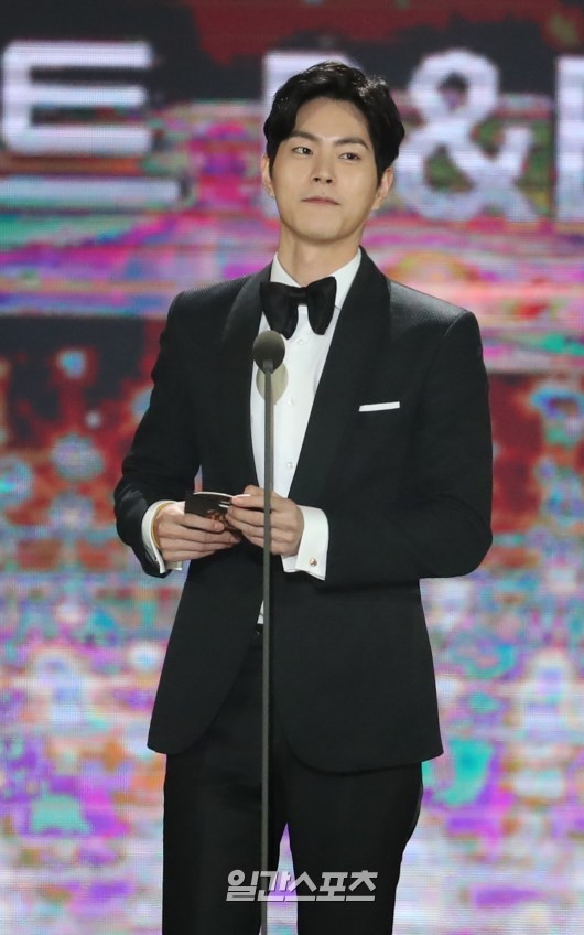 Gambar Foto Hong Jong Hyun di Hari Pertama Golden Disk Awards 2017