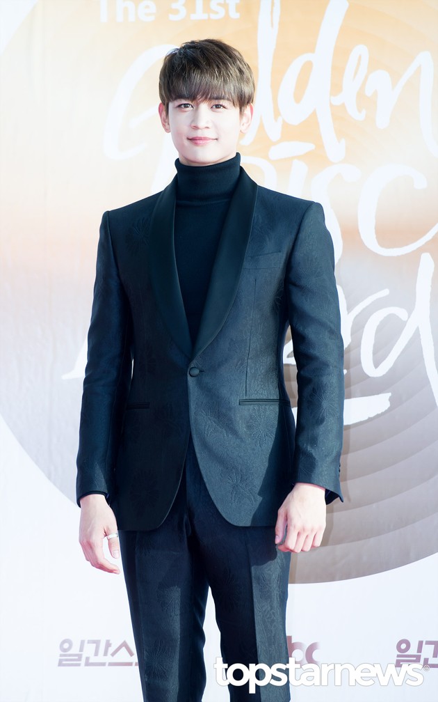 Gambar Foto Minho SHINee di Red Carpet Hari Kedua Golden Disk Awards 2017