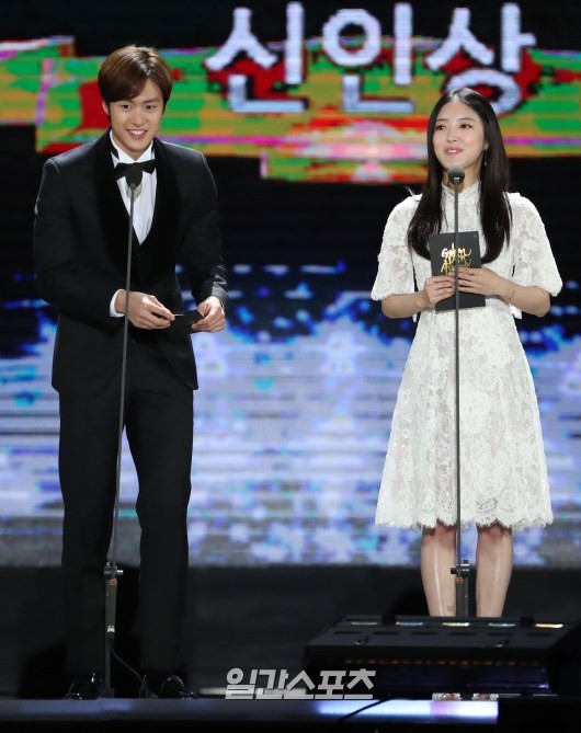 Gambar Foto Gong Myung 5urprise dan Lee Se Young di Hari Kedua Golden Disk Awards 2017