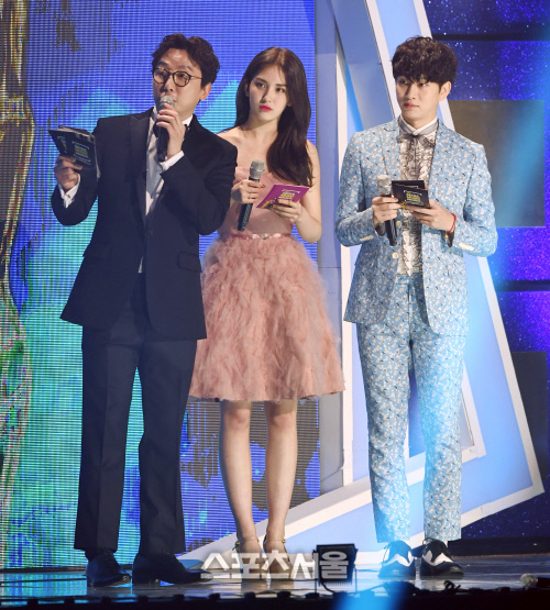 Gambar Foto Tak Jae Hoon, Somi IOI dan Heechul Super Junior Bertugas Sebagai MC Seoul Music Awards 2017