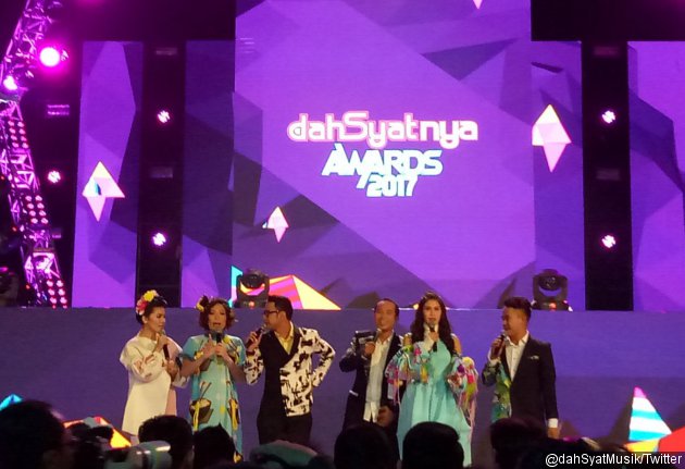Gambar Foto Keseruan Raffi, Ayu Dewi, Denny Cagur dan Syahnaz Jadi MC di Dahsyatnya Awards 2017