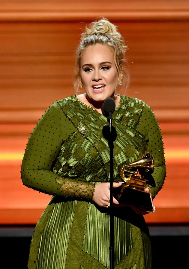 Gambar Foto Adele Saat Raih Piala Best Pop Vocal Album