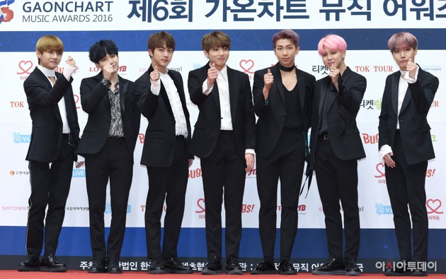 Gambar Foto Bangtan Boys di Red Carpet Gaon K-Pop Chart Awards 2017