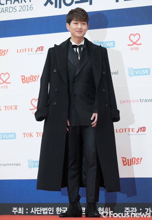 Gambar Foto Onew SHINee di Red Carpet Gaon K-Pop Chart Awards 2017
