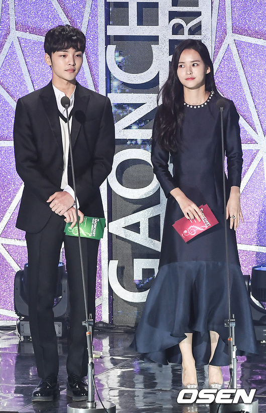 Gambar Foto Kim Min Jae dan Kim Yoon Hye Bacakan Nominasi Gaon K-Pop Chart Awards 2017