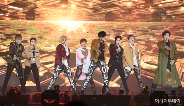 Gambar Foto EXO Tampil Spektakuler dengan Bawakan Lagu 'Monster' dan 'Lotto'