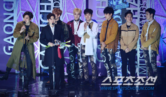 Gambar Foto EXO Berhasil Raih Piala Album of the Year untuk Kuartal ke-2 dan ke-3