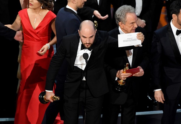Gambar Foto Ternyata Terjadi Kesalahan dalam Penyebutan Pemenang Best Picture Oscar 2017, Produser 'La La Land' Jordan Horowitz, Tunjukan Siapa Pemenang Sebenarnya