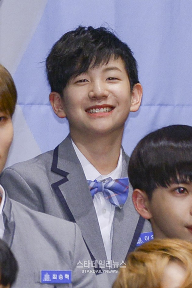 Gambar Foto Trainee Termuda Lee Woo Jin dari Media Line Tersenyum Cerah Saat Jumpa Pers 'Produce 101 Season 2'