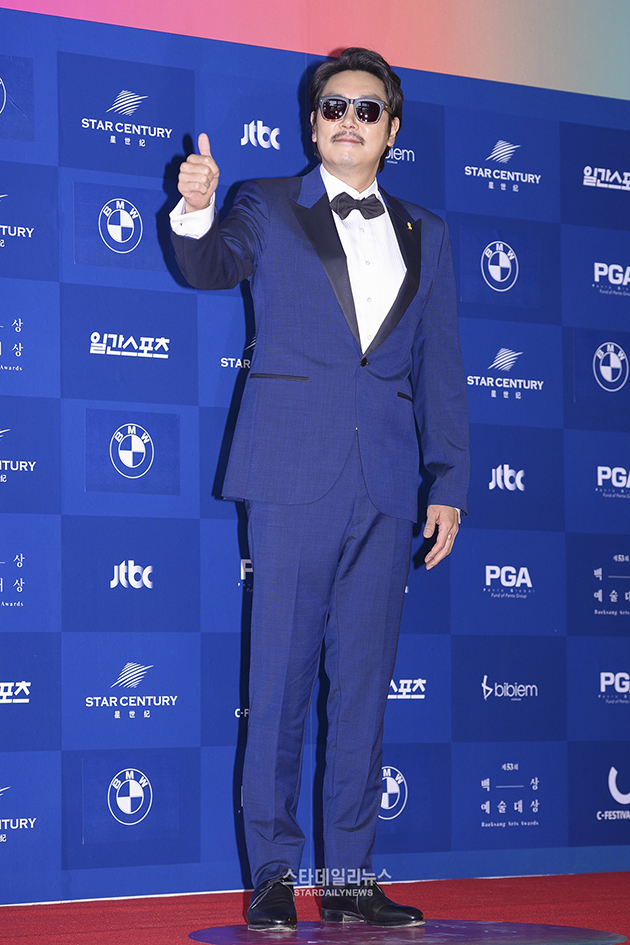 Gambar Foto Jo Jin Woong di Red Carpet Baeksang Arts Awards 2017