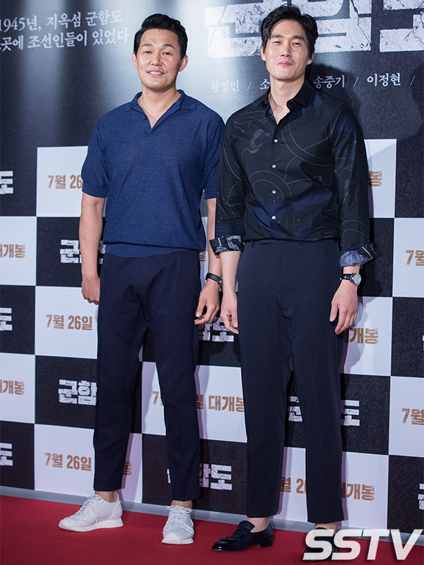 Gambar Foto Park Sung Woong Hadir Bersama Yoo Ji Tae di VIP Premiere Film 'Battleship Island'