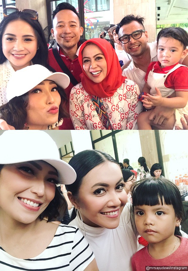 Gambar Foto Ayu Dewi dan Denada masuk dalam deretan artis yang hadir di ulang tahun Rafathar. Tampil cantik, keduanya asyik selfie di sela-sela acara.