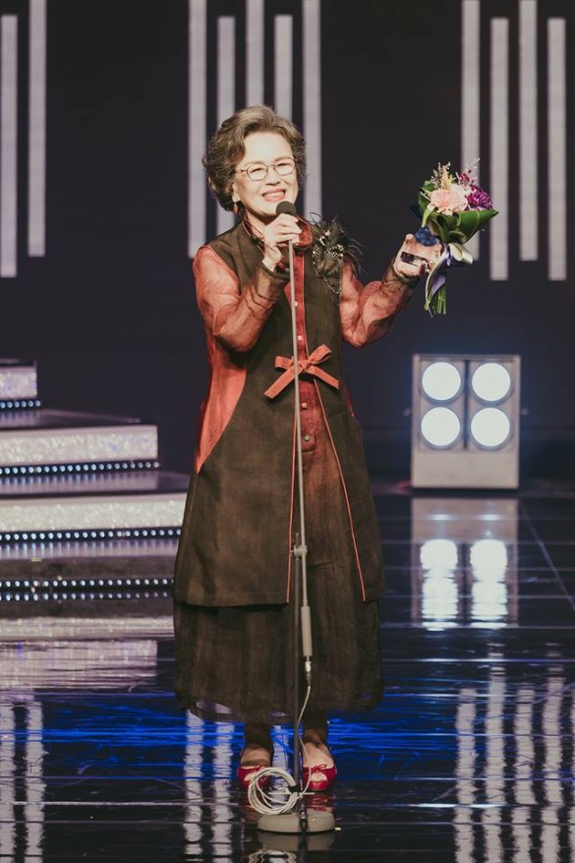 Gambar Foto Meraih penghargaan Lifetime Achievement Award, Jung Young Sook terlihat sangat bahagia.