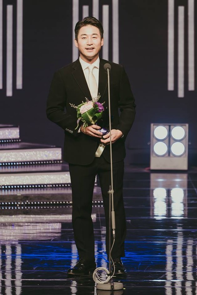 Gambar Foto Selamat, Jeon No Min berhasil memenangkan piala Excellence Actors.