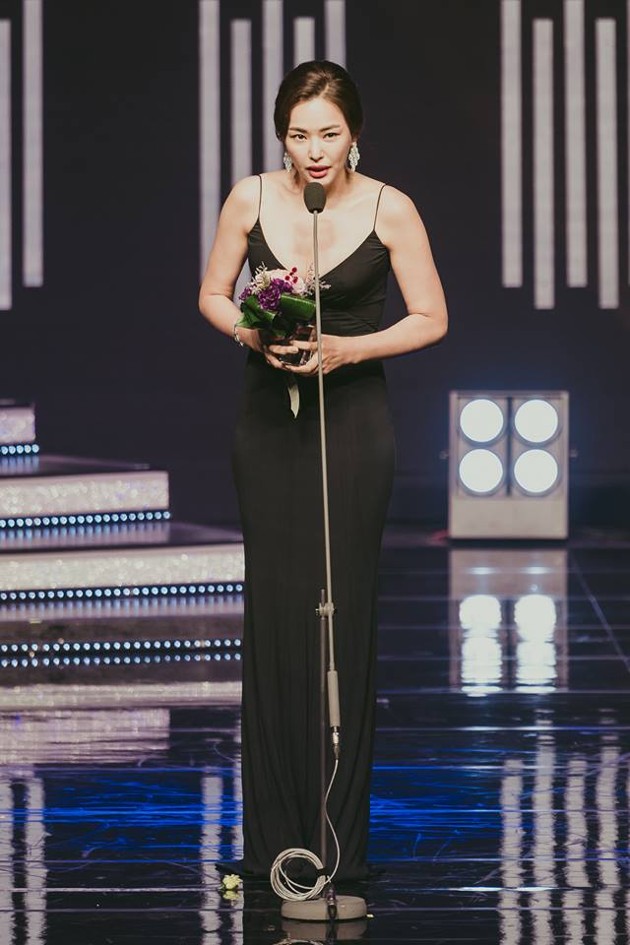Gambar Foto Menyusul Kim Ji Suk, Honey Lee pun sukses membawa pulang penghargaan Top Excellence Actress.