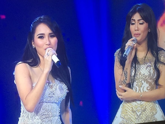 Gambar Foto Ayu Ting Ting dan Della Wulan ikut bernyanyi untuk mengenang Almh. Julia Perez di Silet Awards 2017.