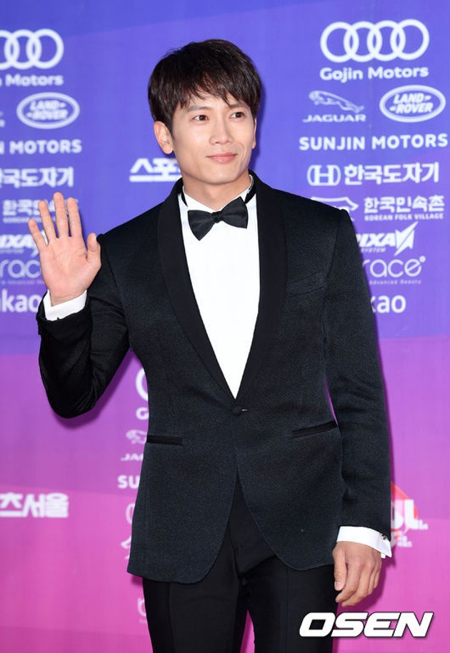 Gambar Foto Ji Sung di Red Carpet Seoul Awards 2017