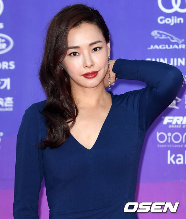 Gambar Foto Honey Lee di Red Carpet Seoul Awards 2017
