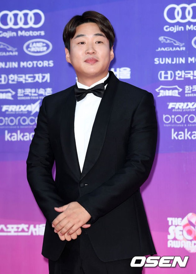 Gambar Foto Ahn Jae Hong di Red Carpet Seoul Awards 2017