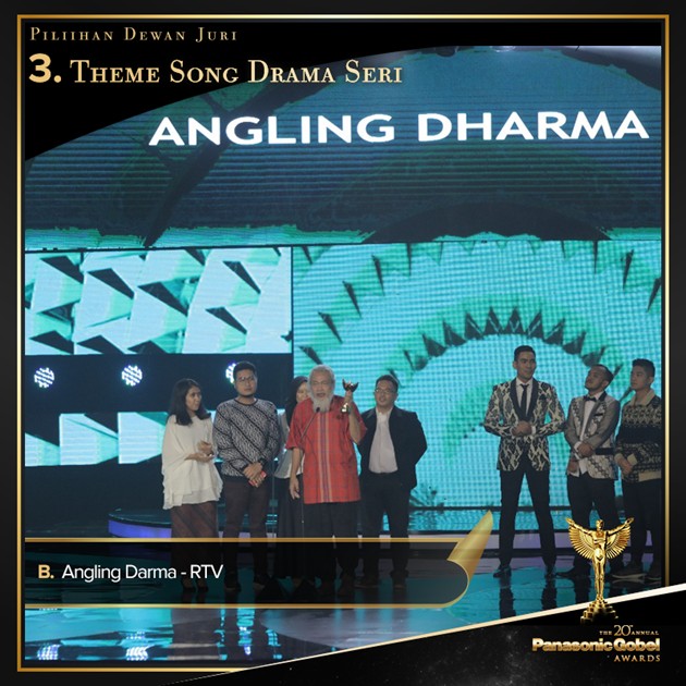 Gambar Foto Ini adalah momen dimana 'Angling Darma' dinobatkan sebagai pemenang kategori Theme Song Drama Seri. Wah selamat ya.