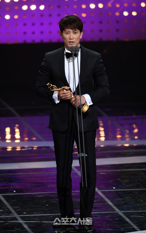 Gambar Foto Ji Sung meraih Best Actor kategori drama lewat perannya di 'Defendant'.