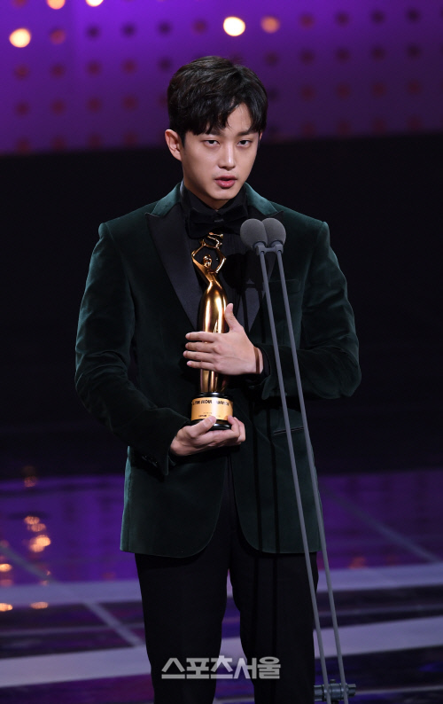 Gambar Foto Kim Min Suk membawa pulang piala Best Rookie Actor kategori drama lewat perannya di 'Defendant'.