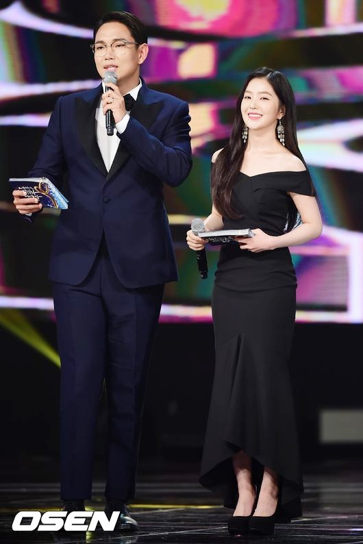 Gambar Foto Jang Sung Gyu dan Irene Red Velvet Jadi MC di Korean Popular Culture & Arts Awards Ceremony 2017