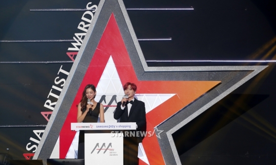 Gambar Foto MC Lee Tae Im dan Leeteuk Super Junior Membuka Acara Asia Artist Awards 2017