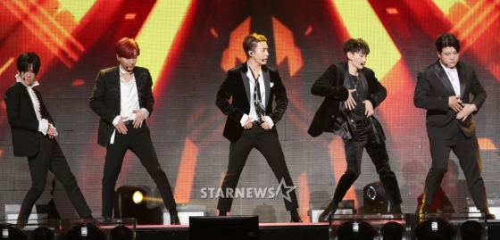 Gambar Foto Baru Comeback Setelah 3 Tahun, Super Junior Nyanyikan Lagu 'Black Suit' di Asia Artist Awards 2017