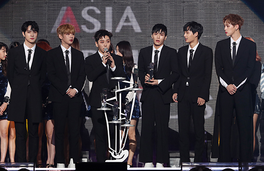 Gambar Foto Piala Pertama JBJ Sejak Debut, No Tae Hyun Cs Raih Penghargaan Rising Star Award