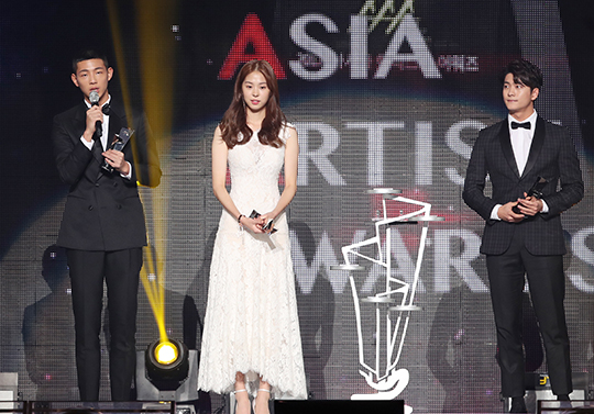 Gambar Foto Ji Soo, Seo Eun Soo dan Kang Tae Oh Raih Piala Rising Star Award