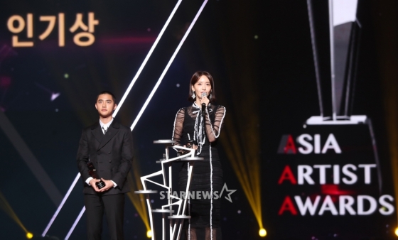 Gambar Foto D.O. EXO dan Yoona SNSD Raih Piala Popularity Award