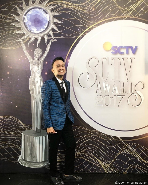 Gambar Foto Meski tak ditemani Sarwendah, Ruben Onsu tetap tampil maksimal di SCTV Awards 2017.