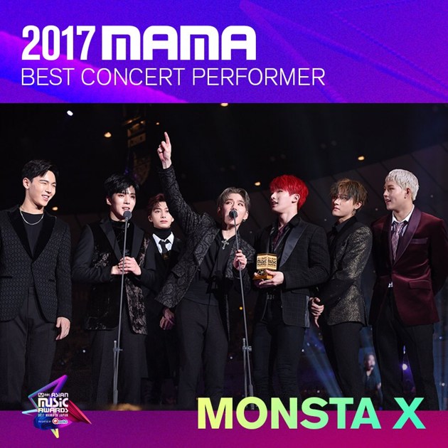 Gambar Foto Monsta X meraih piala Best Concert Performer di MAMA 2017 Jepang.