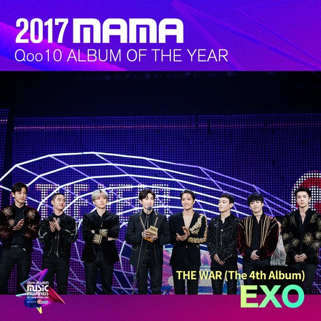 Gambar Foto EXO meraih piala Album of the Year di MAMA 2017 Hong Kong.