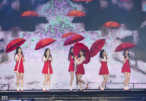 Gambar Foto G-Friend Tampil Pakai Payung Saat Bawakan Lagu 'Summer Rain'