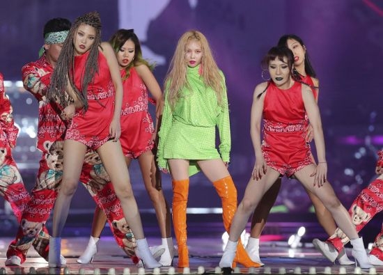 Gambar Foto HyunA Nyanyikan Lagu barunya 'Lip & Hip' di MelOn Music Awards 2017