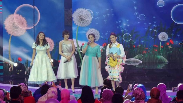 Gambar Foto Sarwendah, Gisella, Nagita, dan Ussy bersama menyanyikan sebuah lagu di panggung Mom & Kids Awards.