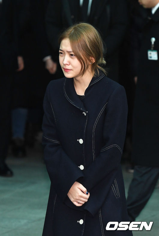 Gambar Foto Yeri Red Velvet ikut menangisi kepergian Jonghyun saat prosesi pemakaman.
