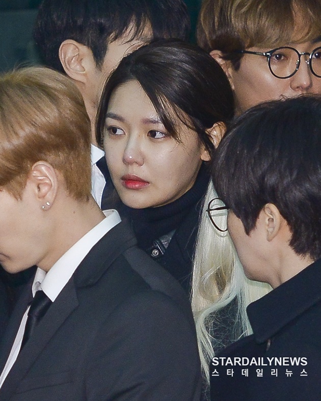 Gambar Foto Sooyoung terlihat berwajah sembab saat menghadiri prosesi pemakaman Jonghyun.