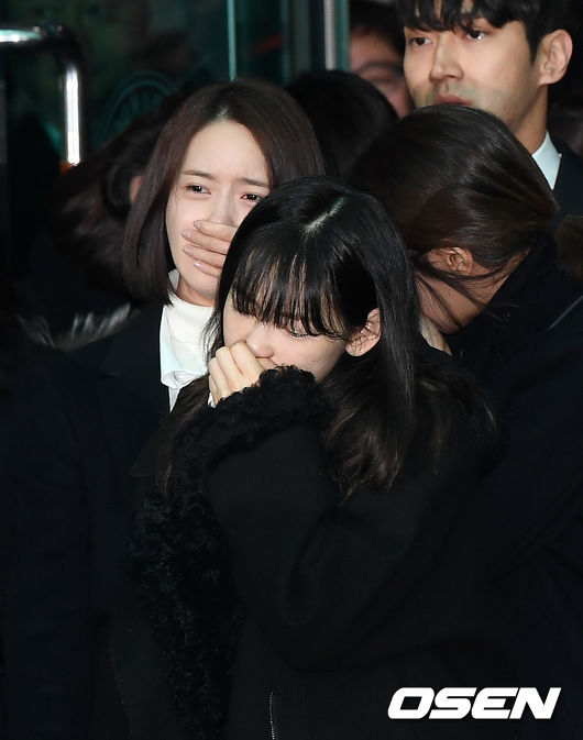 Gambar Foto Para personel Girls' Generation menangisi kepergiain Jonghyun SHINee.