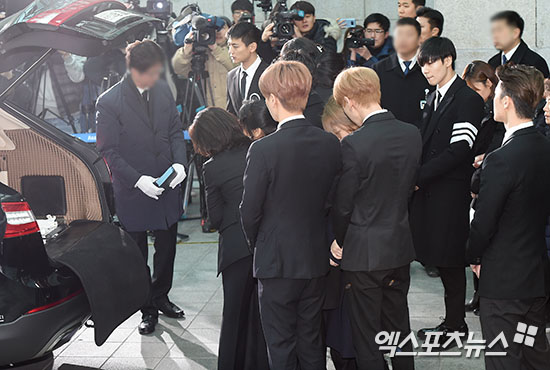 Gambar Foto Keluarga dan para sahabat Jonghyun memberikan penghormatan terakhir sebelum peti jenazah diberangkatkan ke pemakaman.