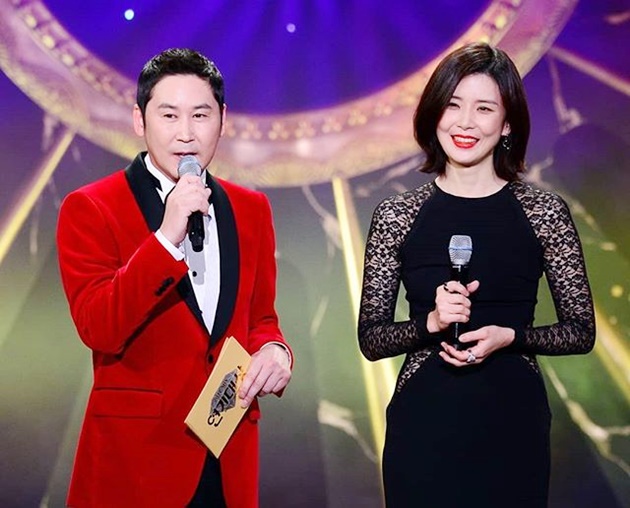 Gambar Foto MC Shin Dong Yup dan Lee Bo Young membuka SBS Drama Awards 2017