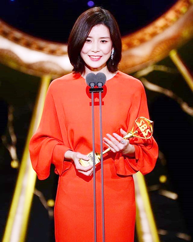 Gambar Foto Lee Bo Young dianugerahi Top Excellence Actress berkat 