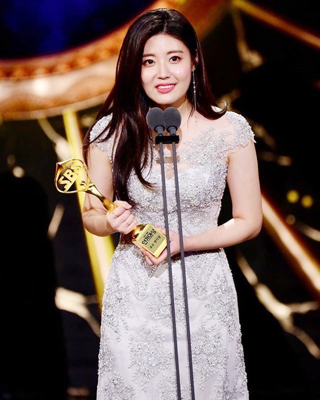 Gambar Foto Nam Ji Hyun menyabet trofi Excellence Actress berkat 