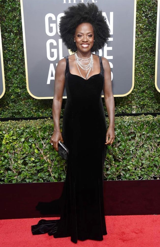 Gambar Foto Viola Davis ikut berpose di Red Carpet Golden Globe Awards 2018.