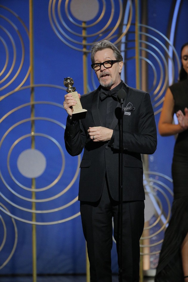 Gambar Foto Gary Oldman Raih Piala Best performance by an actor in a motion picture, drama