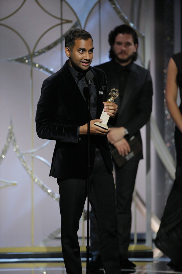 Gambar Foto Aziz Ansari Raih Piala Best performance by an actor in a television series, musical or comedy